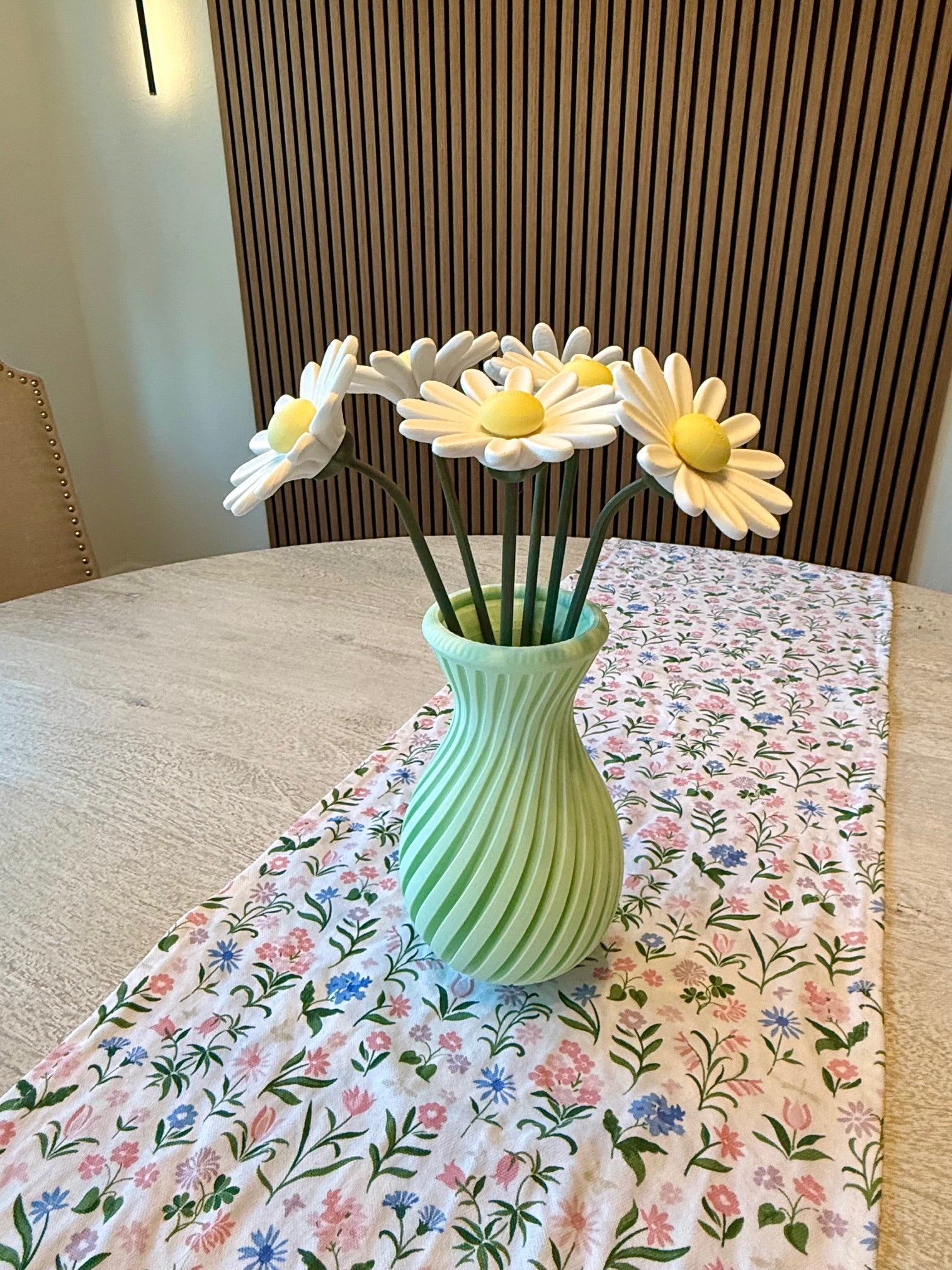 Green medium vase with Daisies