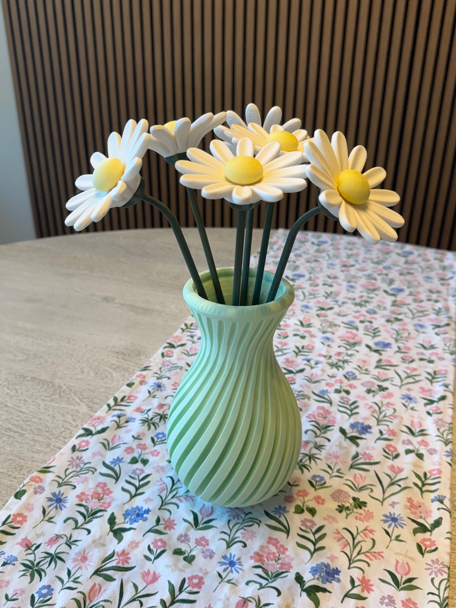 Green medium vase with Daisies