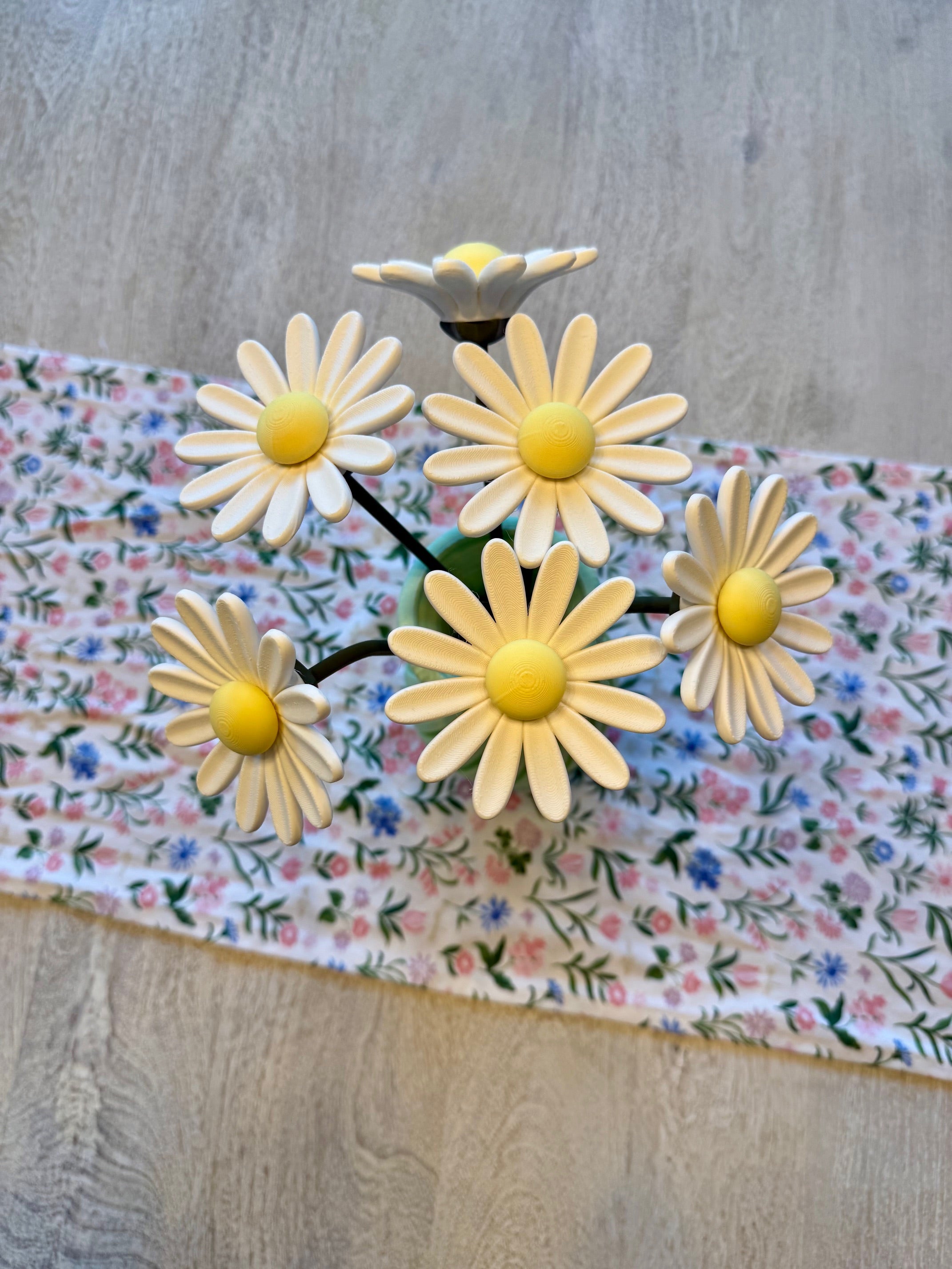 Green medium vase with Daisies